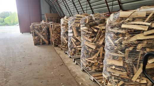 Naštípané dřevo ve skladu Lesní správy v Telči