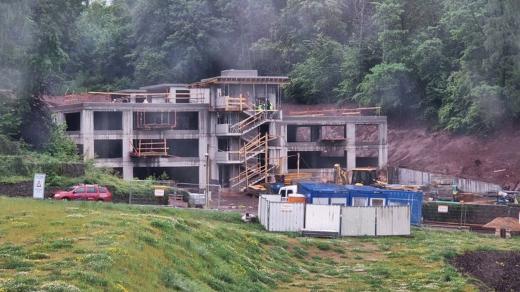 V Náchodě stavbaři dokončují nový parkovací dům v areálu nemocnice