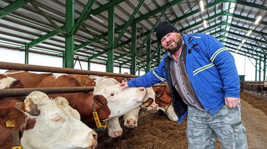 Předseda Zemědělského družstva Horal Vysoké nad Jizerou Miloslav Chlum, kterého potkáte spíš v montérkách, než v obleku