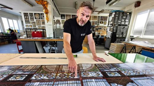 Zdeněk Kudláček z Kolektiv Ateliers, který opravuje vitráže Průmyslového paláce
