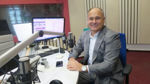 Jan Birke ve studiu Českého rozhlasu Hradec Králové