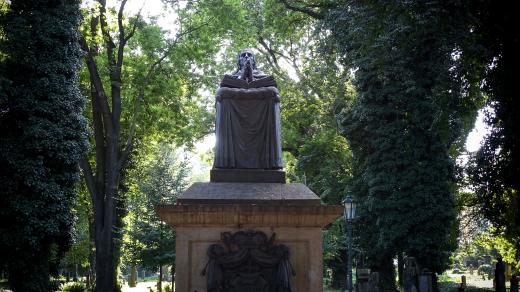 Malostranský hřbitov, náhrobek klečícího biskupa Leopolda Thun-Hohensteina (1748-1826)