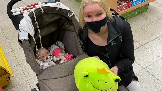 „Žába s korunkou? No jasně, už cítím žabí nožičky,“ usmívá se pod rouškou Alena. Vybrat sama v obchodě dárek pro dceru, to je je pro nevidomou maminku docela oříšek