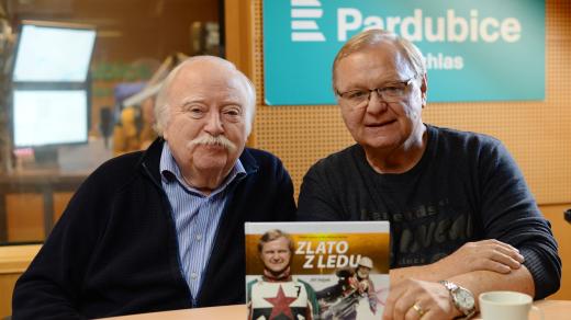 Plochodrážní jezdec Milan Špinka a motoristický novinář Jiří Hájek
