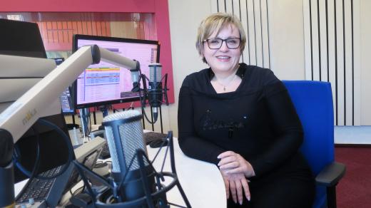 Daniela Lusková ve studiu Českého rozhlasu Hradec Králové