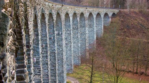 Kamenný viadukt se 14 oblouky