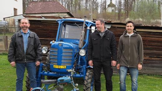 Motorky, stará auta i historické traktory sbírá Petr Hájek se syny Tomášem a Petrem