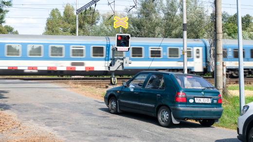 Železniční přejezd v Uhersku