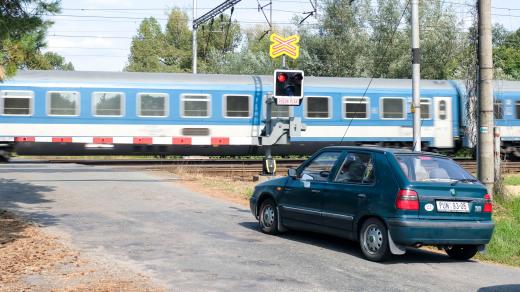 Železniční přejezd v Uhersku