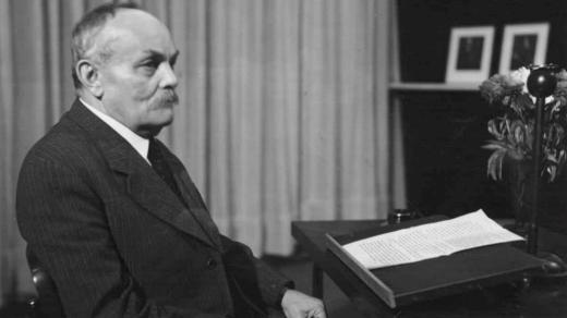 Josef Svatopluk Machar v rozhlasovém studiu (1937)