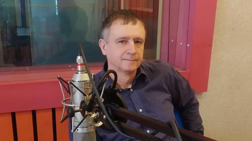 Ladislav Hosák ve studiu Českého rozhlasu Hradec Králové