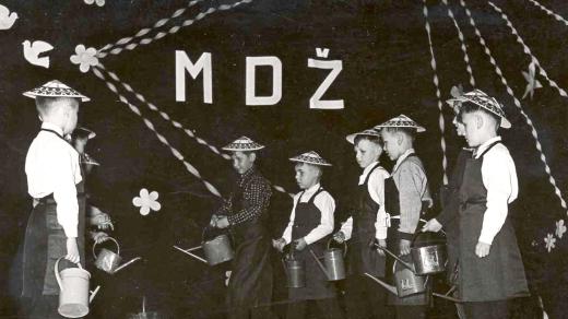 Vystoupení dětí u příležitosti oslav Mezinárodního dne žen, Louny, 1965