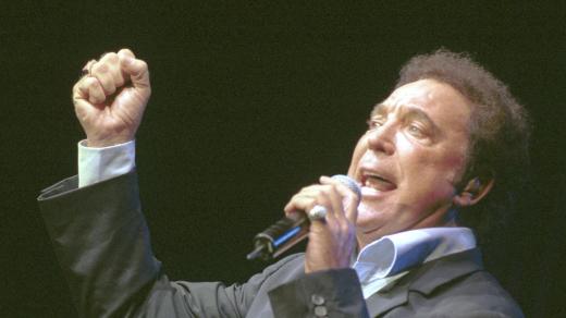 Tom Jones při vystoupení v Praze v roce 2001