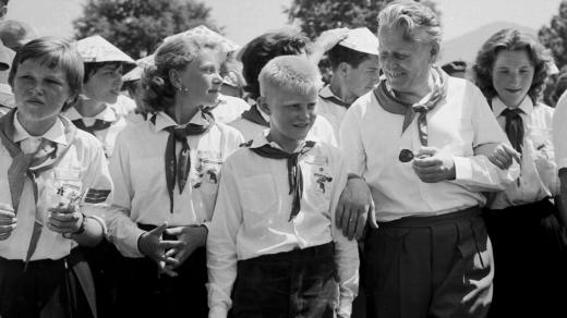 Prezident Antonín Novotný mezi pionýry (1961)