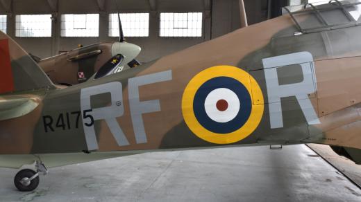 Velká písmena RF-R označují 303. stíhací letku, pro niž létal i pilot Josef František