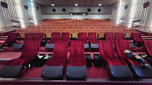 Kino Vesmír v Pelhřimově bude mít pro diváky po rekonstrukci i lehátka
