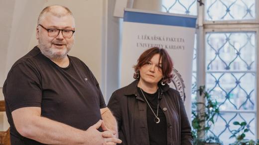 Spisovatel Petr Stančík a výtvarnice Galina Miklínová na křtu knihy Faustův dům a díra do stropu
