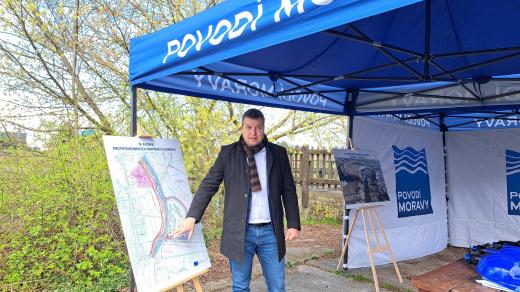 Ředitel Povodí Moravy Tomáš Bělaška ukazuje na mapce konkrétní etapu protipovodňových opatření