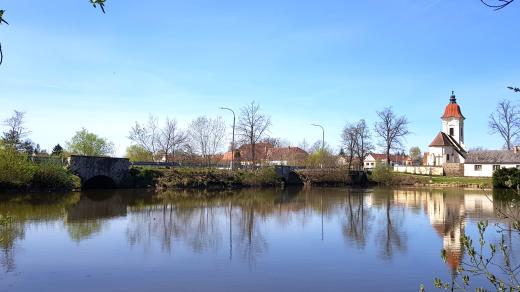 Unikátní most přes výběžek rybníka Dvořistě spojující Horní Slověnice a Dolní Slověnice