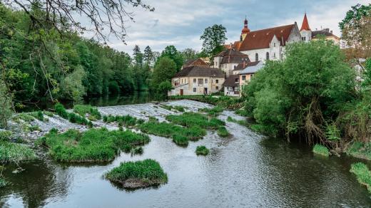 Řeka Nežárka ve Stráži nad Nežárkou