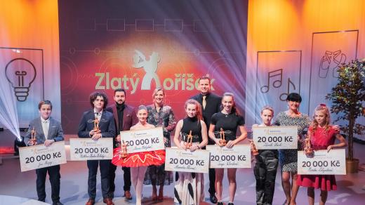 Vítězové a organizátoři soutěže Zlatý oříšek 2021