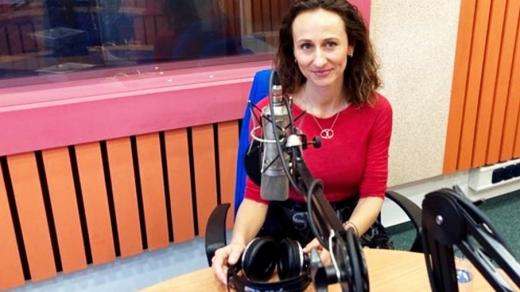 Jana Kastnerová ve studiu Českého rozhlasu Hradec Králové
