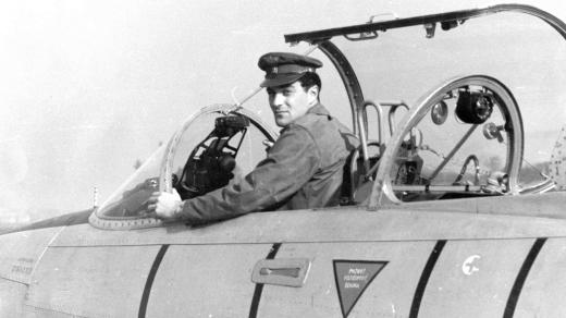 Zdeněk Josefík na letišti v Bochoři v roce 1968
