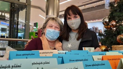 Organizátorka Vánočního stromu splněných přání Květoslava Pěčková (vlevo) a dobrovolnice Tereza Kostrinská