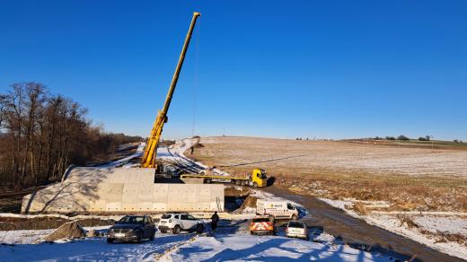 Stavbaři rozebrali nový most na budovaném obchvatu Klatov