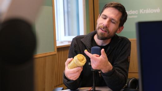 Vladimír Sojka ve studiu Českého rozhlasu Hradec Králové