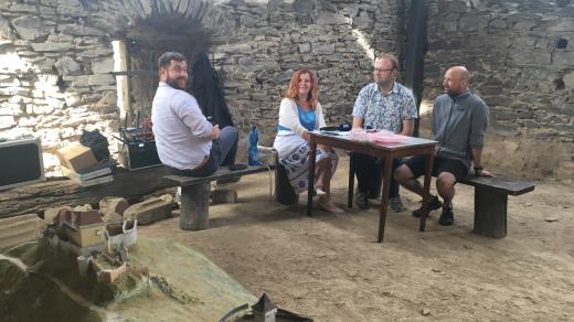 Vysílání z Cornštejna (zleva: Jiří Kokmotos, moderátorka Jarka Vykoupilová a hosté Petr Eckl a David Rožnovský)
