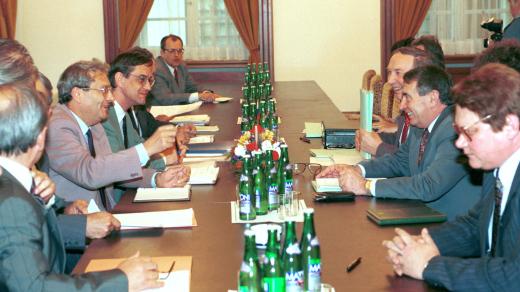 Česko-slovenská majetková komise v roce 1993, vlevo ministr financí ČR Ivan Kočárník a ministr národního majetku Jiří Skalický. Druhý zprava ministr financí SR Július Tóth