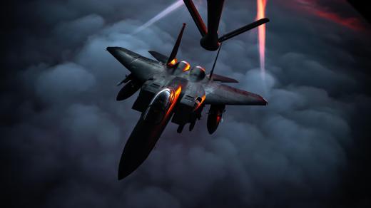 Stíhačka F-15 se odpojila po dotankování z letounu KC-135 Stratotanker (prosinec 2020)