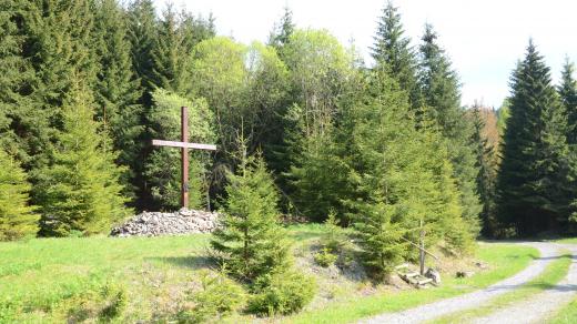 K mohyle vede upravená stezka