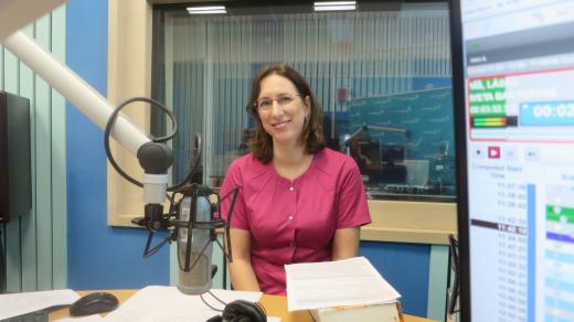 Alena Kubečková ve studiu Českého rozhlasu Hradec Králové