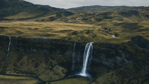 Film není primárně o surfingu, ale o vztahu člověka s přírodou, říká režisér dokumentu Between Fjords