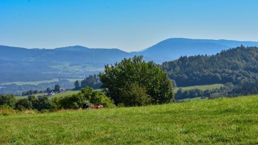 Veselá (Zašová), výhled od kříže nad obcí na Veselou