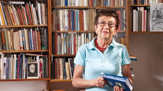 Jiřina Šiklová ve své knihovně