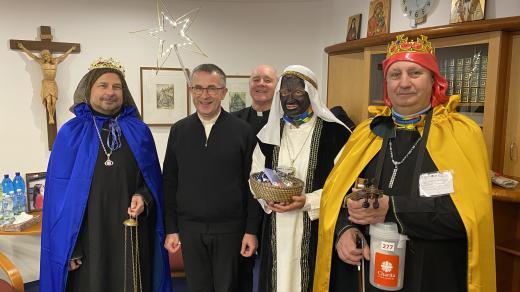 Tříkrálová sbírka v Moravskoslezském kraji. Koledníci s biskupem M. Davidem