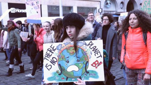 Za klima stávkovaly tisíce studentů v Praze