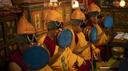 Do tantrické duchovní praxe patří i meditační forma čhöd (mniši s bubínky čhöd)