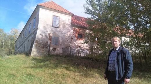 Zámeček Lustenek u Rudolfova, v popředí Daniel Kovář, ředitel Státního okresního archivu České Budějovice