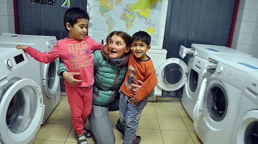 Viktorka s dětmi v prádelně