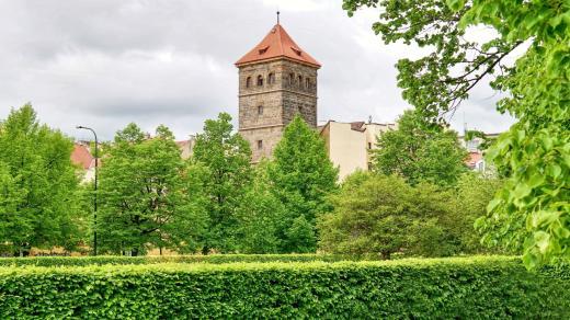 Šestipatrová kamenná věž na místě nedaleko Vltavy stojí od roku 1658
