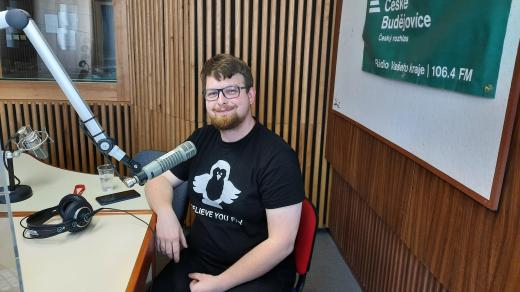 Vojtěch Adamčík ve vysílacím studiu