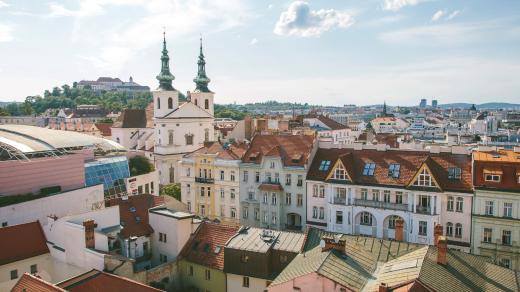 Pohled z věže Staré radnice směrem k pozdně gotickému kostelu sv. Jakuba, v pozadí hrad Špilberk