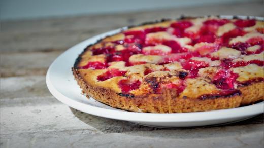 Clafoutis – francouzský koláč s třešněmi, podobný naší bublanině