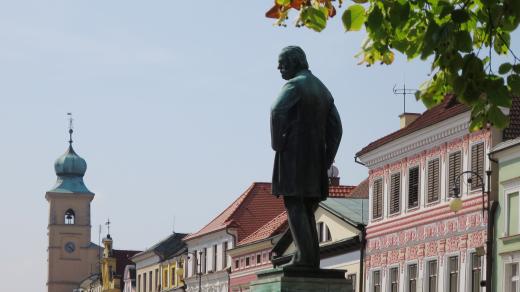 Socha Bedřicha Smetany na Smetanově náměstí v Litomyšli