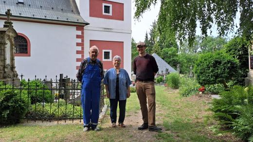 Zleva: Kostelník Zdeněk Pýcha, pamětnice paní Milena a předseda spolku Dubáci Jan Havelka