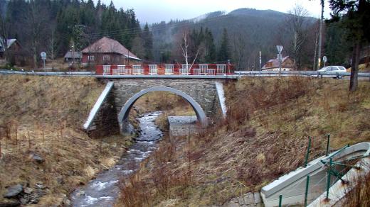 Obloukový most přes Opavu je symbolem obce